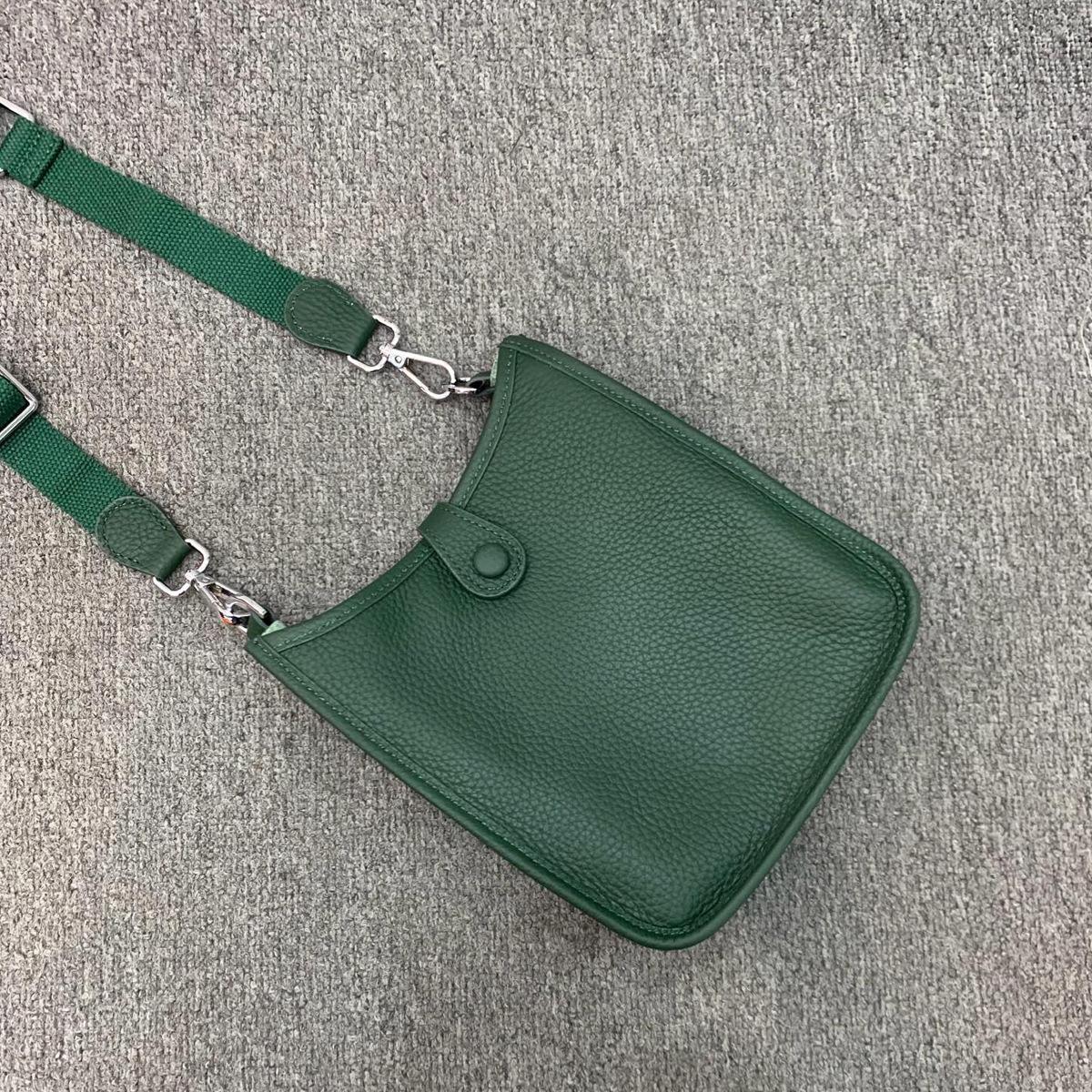 

Новая модная и универсальная сумка через плечо из мягкой коровьей кожи, верхний слой, широкая, кожаная, с полым буквенным узором, повседневная сумка Length 18x Thickness 6x Height 19cm армия зеленый