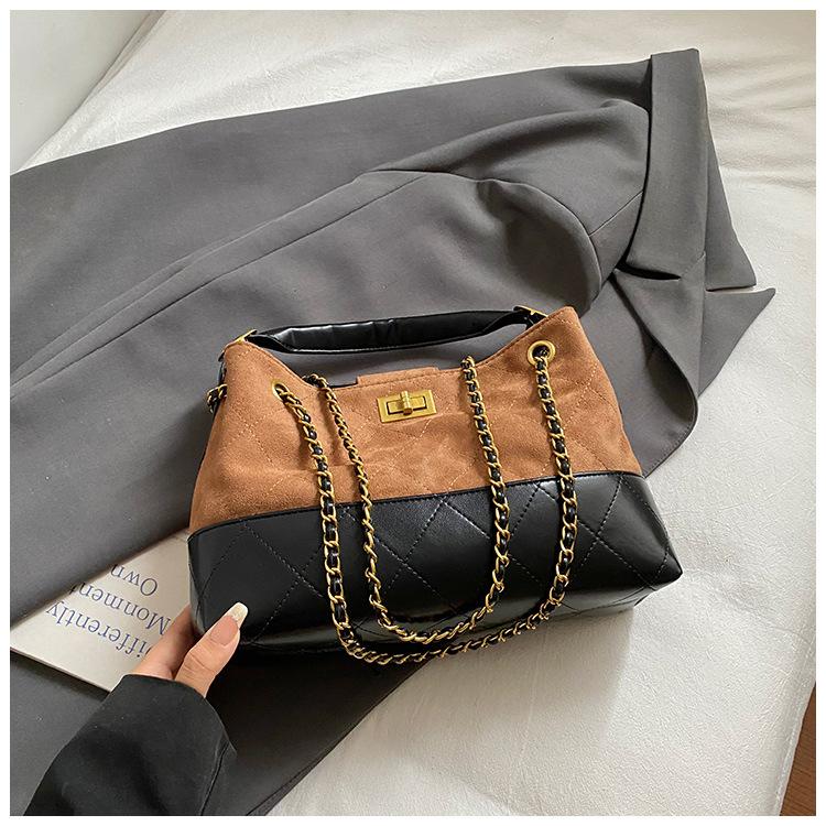 

Сумка большой вместимости женская 2025 новая контрастного цвета ретро матовая цепочка на одно плечо подмышечная сумка портативная сумка-мессенджер тоут коричневый