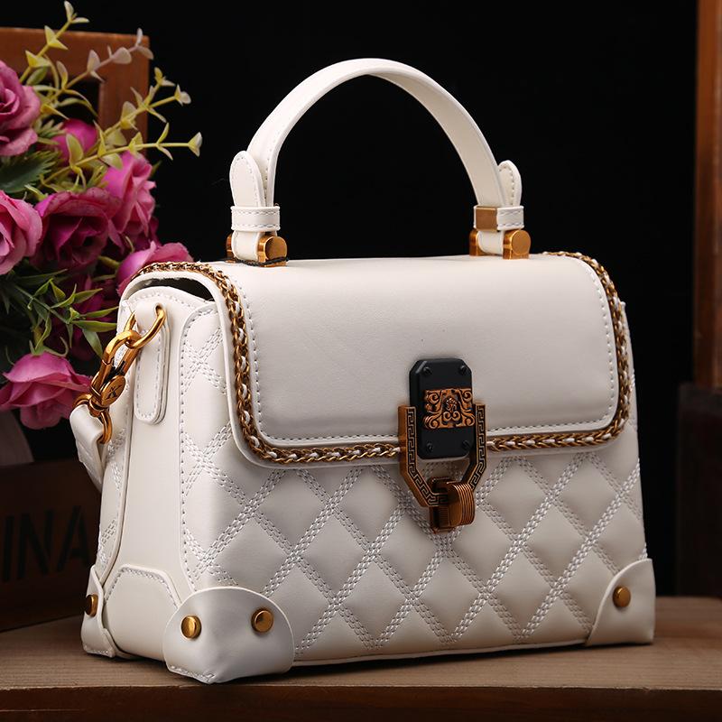 Leather Diamond-shaped Hand-held Small Bag, A Niche and High-end Single-shoulder Crossbody Small Square Bag for Autumn and Winter