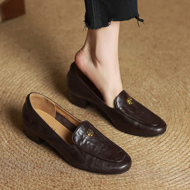 Krazing Pot Sheepskin Fashion Summer Spring Autumn Summer Slip on Women Round Toe Med Heels Metal Flowers Pleated Style Loafers