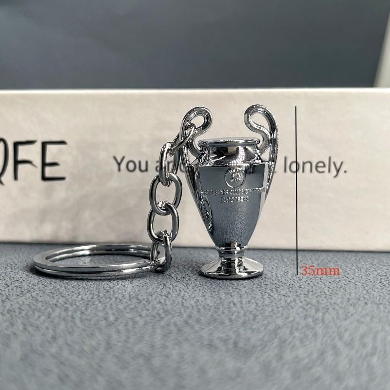 Exquisiter Schlüsselanhänger mit Weltmeisterschafts-Fußballtrophäe aus Zinklegierung, perfektes Erinnerungsgeschenk für Sportfans
