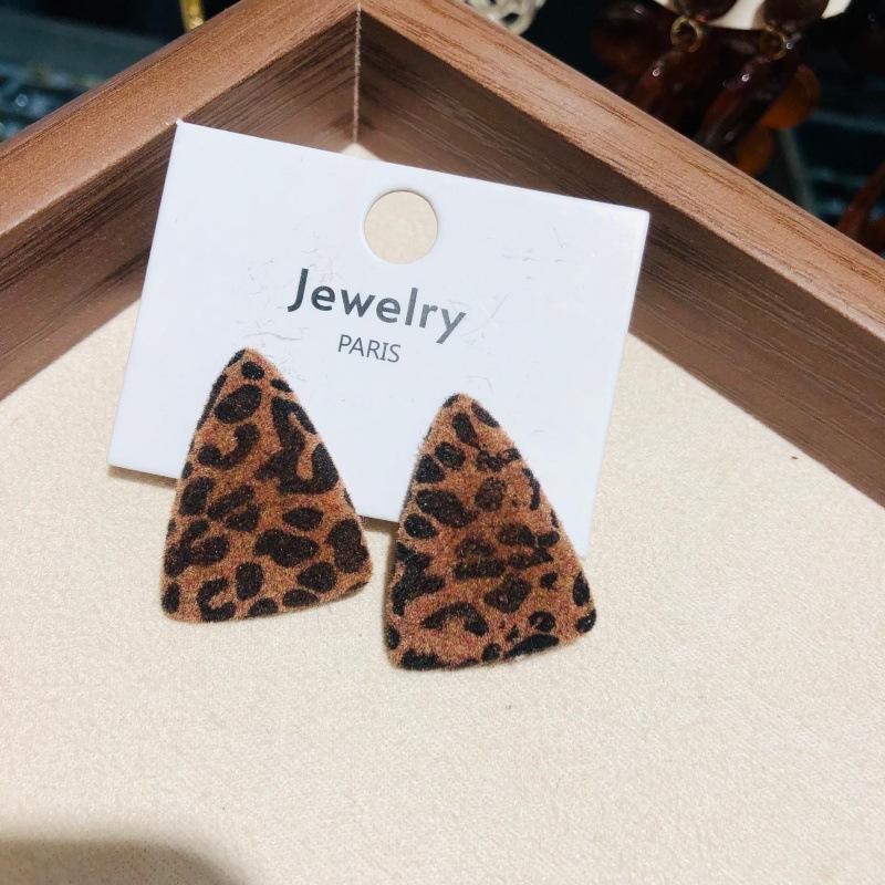 

Retro Maillard Leopard Print Flocking Rotund Square Heart-shaped Earrings for Women Fashion Autumn and Winter Geometric Ear Jewelry