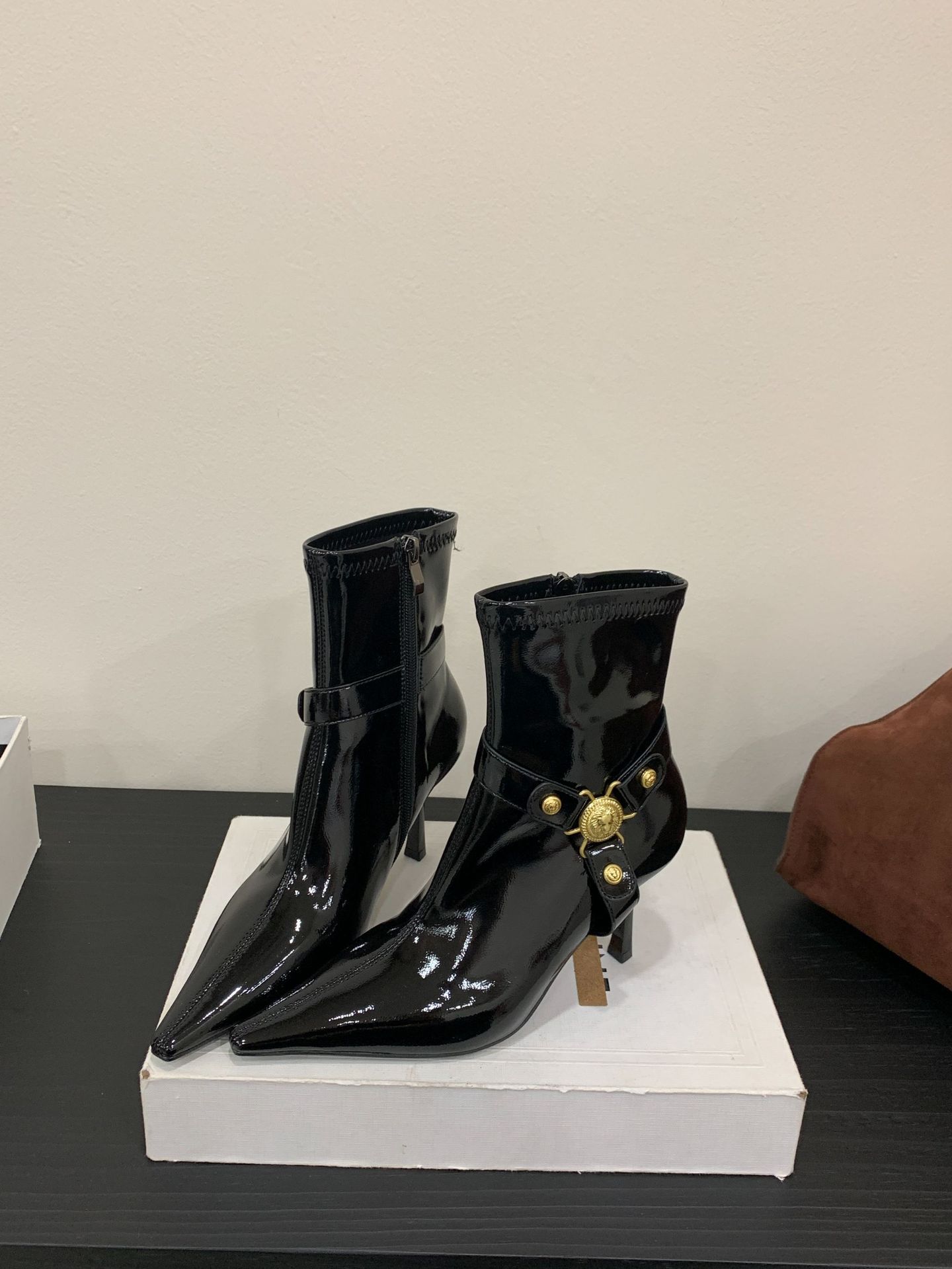 

2025 autumn new pointed-toed stiletto temperament thin French fashion sexy patent leather metal belt buckle short boots 39 чёрный