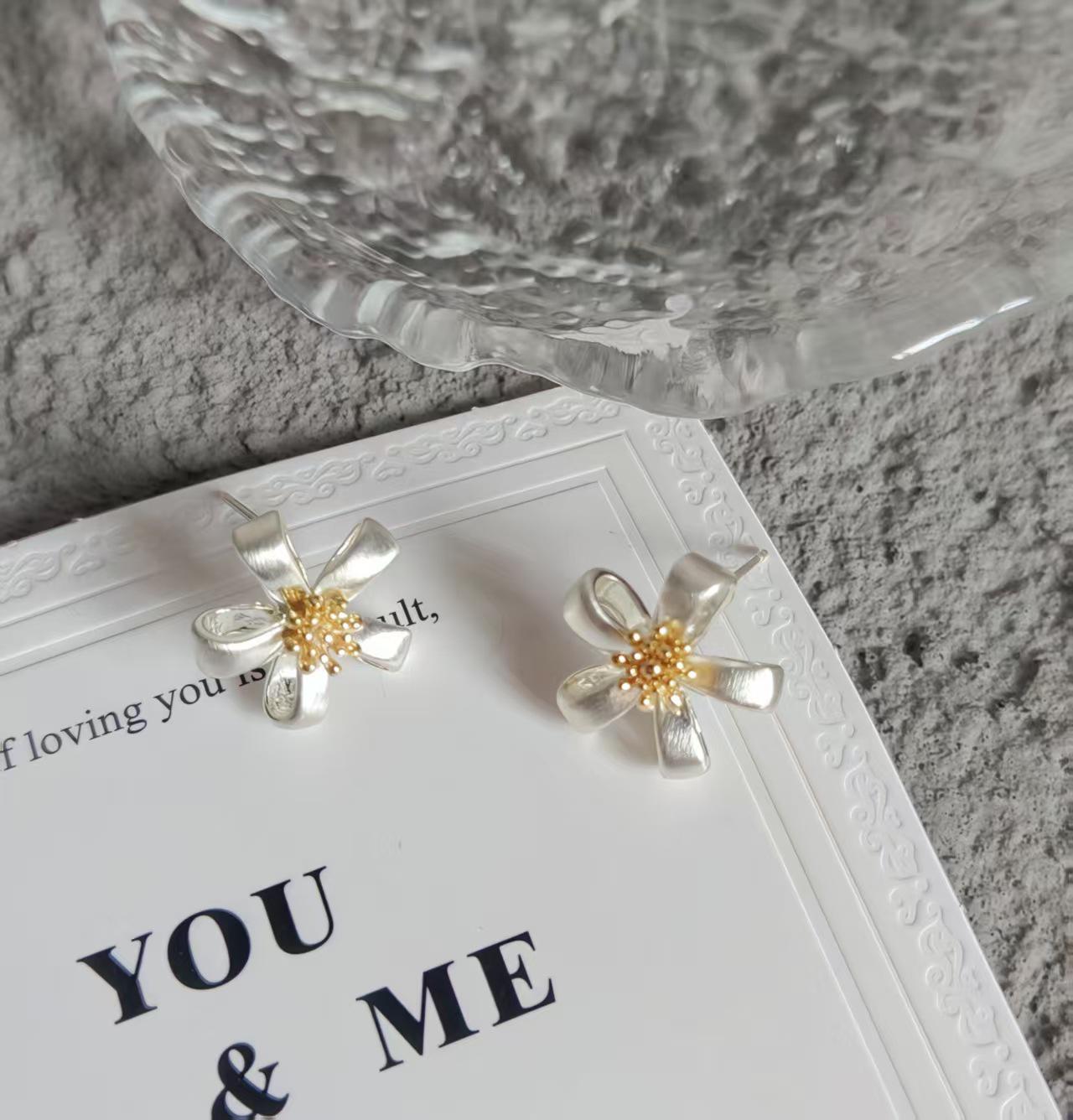 Pastoral Gardenia Petal Earrings: Sweet, Brushed Design with Niche Style серебряный
