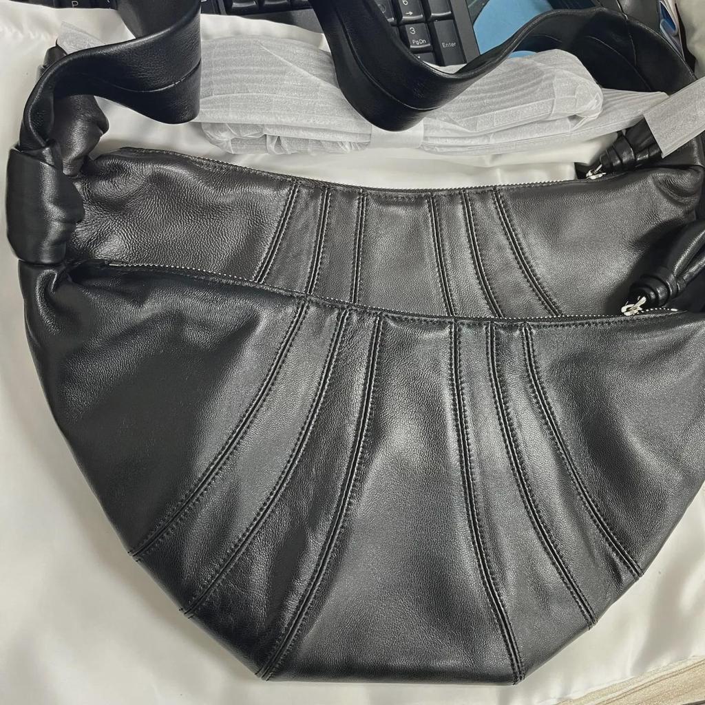 Prawdziwa Torba Croissant ze Skóry Owczej 2024: Nowa torba listonoszka o teksturze skóry w neutralnym, swobodnym stylu