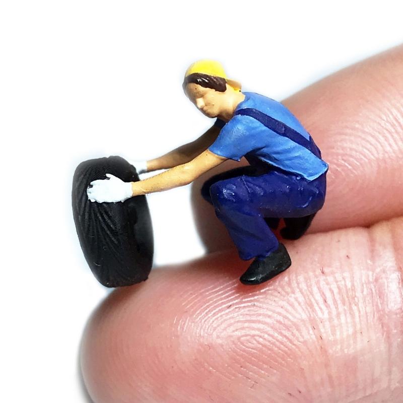 Repairman Figure Model 1:64 Scale Hand Painted Miniature Figure for Miniature Scenes Dioramas Props,Model Car Displays