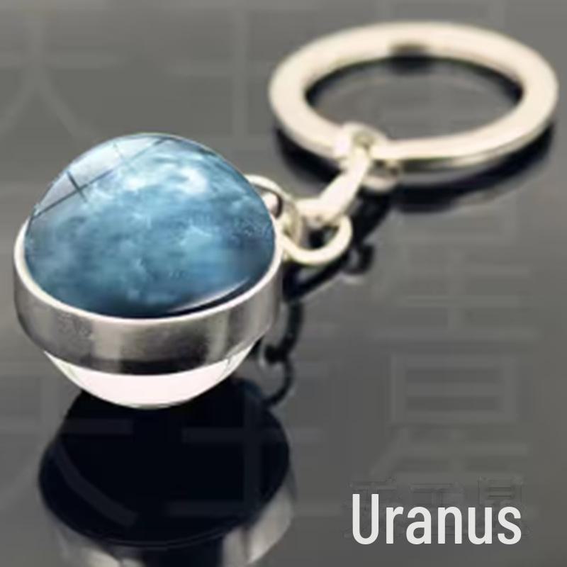 Oboustranná křišťálová galaktická klíčenka s designem planet a měsíce