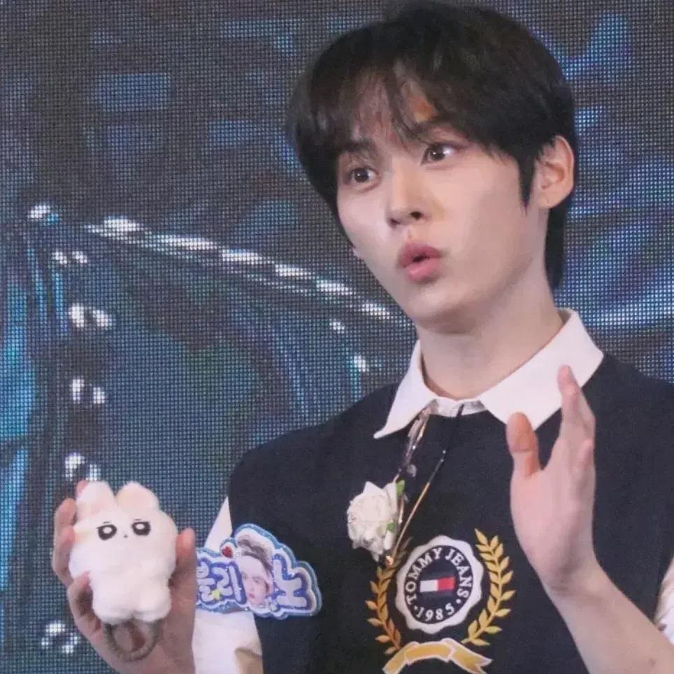 

Давайте оденем Straykids Leeknow Doll Hug Skies