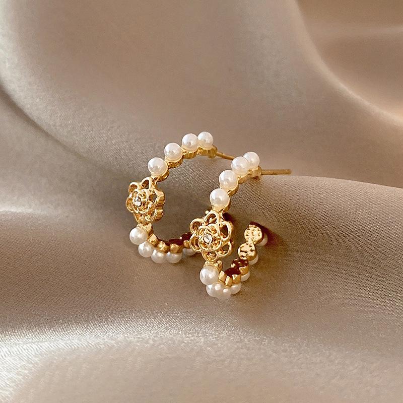 Elegant S925 Silver Pearl Flower Stud Earrings - Fashionable and Versatile for Women