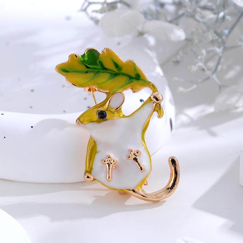 Hand Up The Leaf Mouse Brooches Women Coat Jewelry Party Accessories Gift