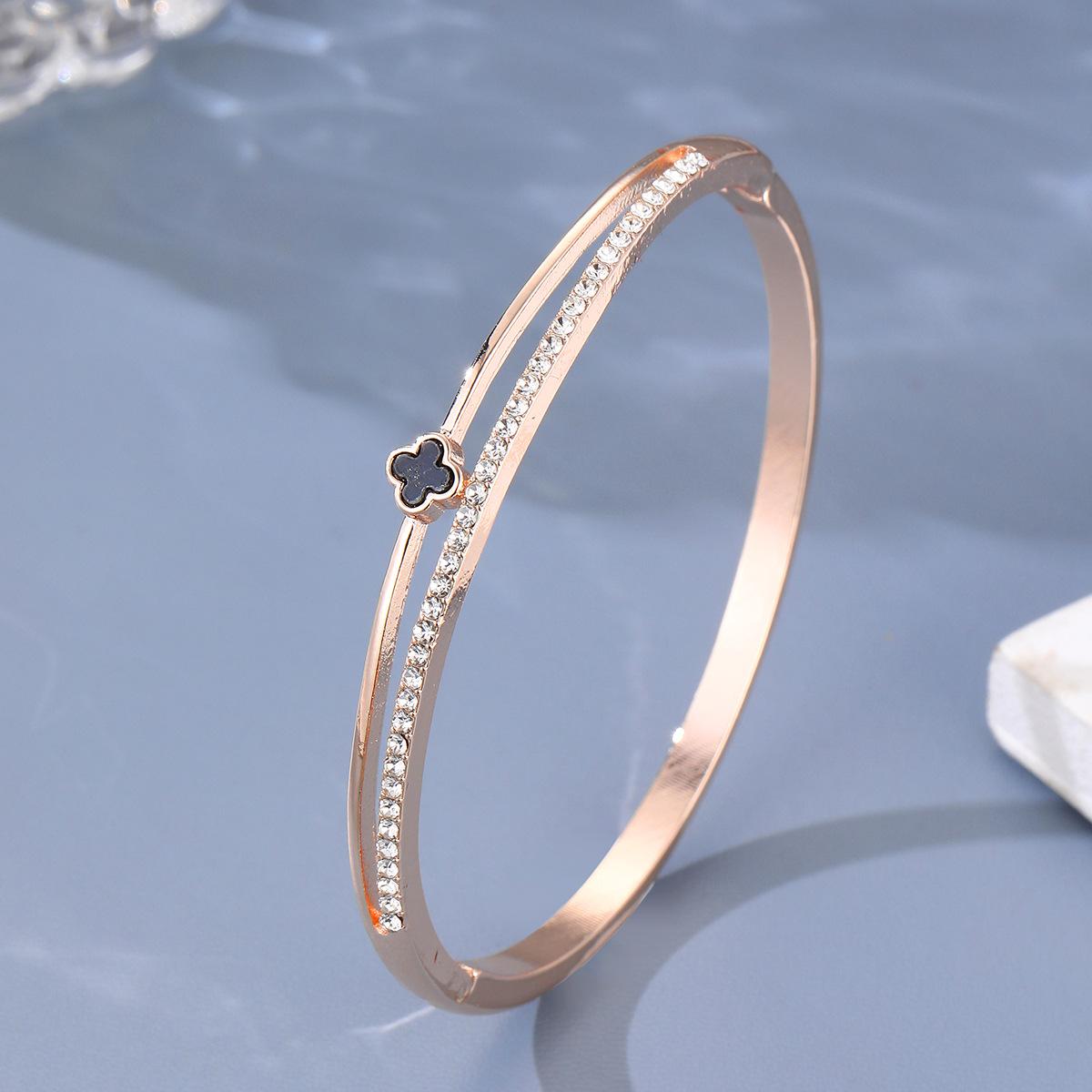 

Старший Чувство Личности Темперамент Четырехлистный Браслет Клевер Роскошный Стиль Простой Модный Браслет Браслет Ювелирные Изделия