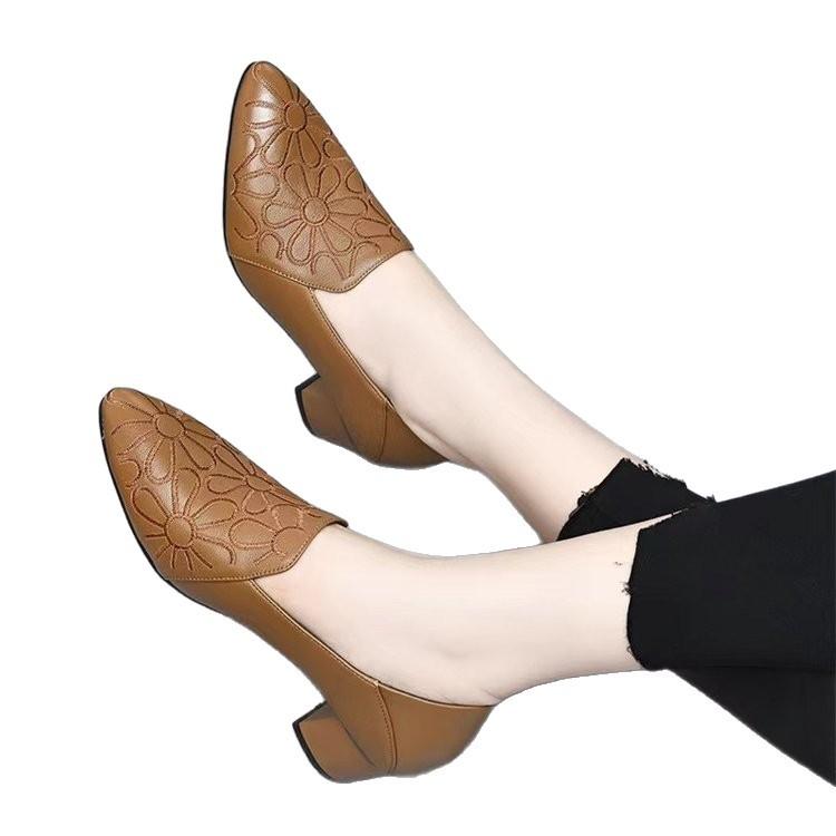 Single shoes women's shoes 2025 autumn new French pointed embroidery pattern European and American fashion soft leather soft sole comfortable mother