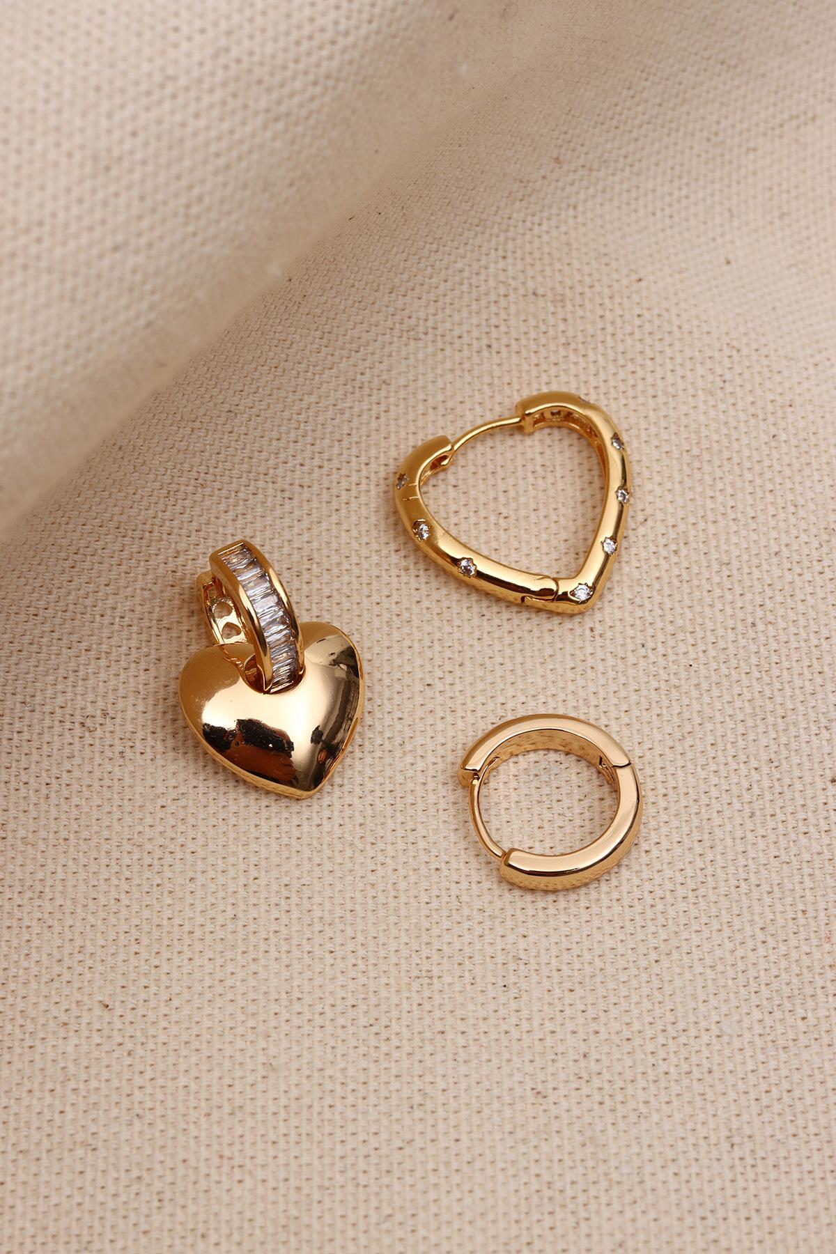 

Трехкомпонентные серебряные серьги с багетом и камнями в форме сердца Vip