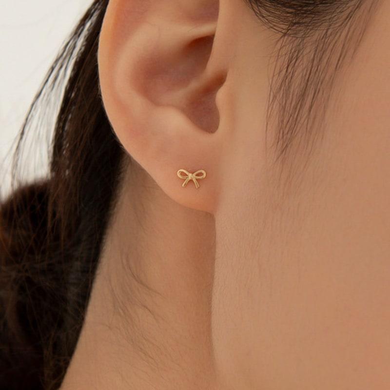 LUNNE 14k Tiny Soft Ribbon Earrings (14k Gold) #LFE50