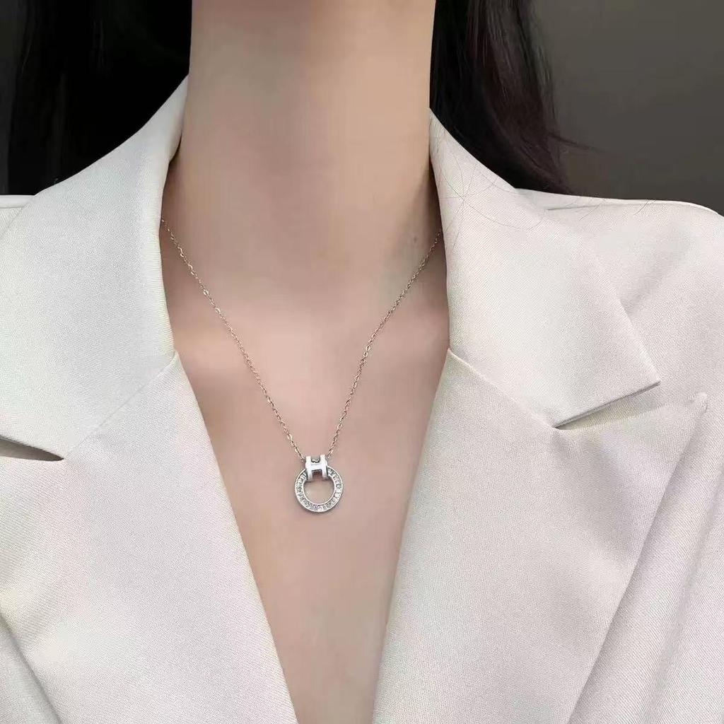 Vintage Titanium Steel Women's Pearl Pendant Necklace - Light Luxury Clavicle Chain