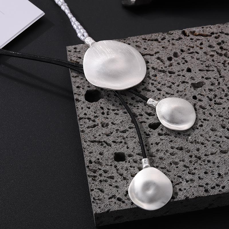 New pendant necklace, geometric premium clavicle chain, women's fashion versatile pearl style