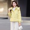 Zimní 2025 bavlněná bunda dámská krátká volná zateplená péřová bavlněná bunda módní zateplená teplá bavlněná bunda s kapucí