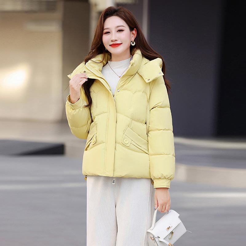 Zimní 2025 bavlněná bunda dámská krátká volná zateplená péřová bavlněná bunda módní zateplená teplá bavlněná bunda s kapucí