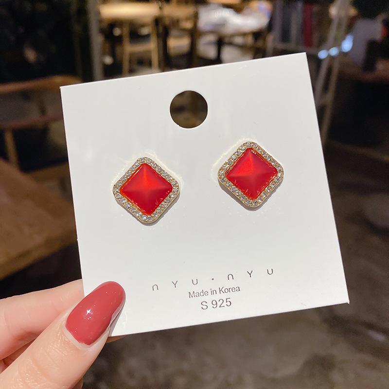 Stylish and simple square high-end stud earrings, women's geometric versatile temperament earrings, elegant and atmospheric earrings.