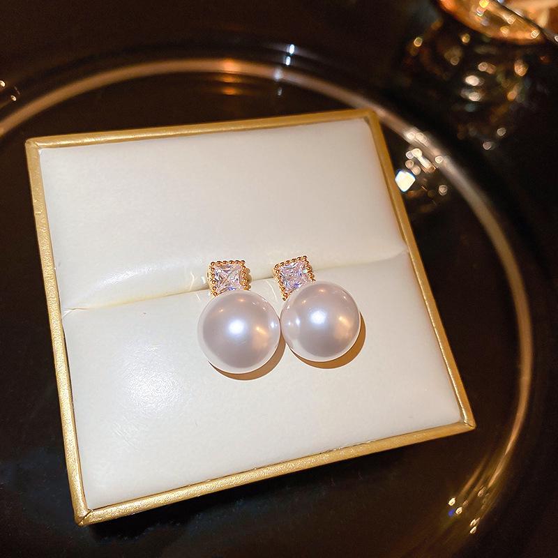 Gold-Plated Zircon Pearl Stud Earrings – Luxurious, Versatile & Fashionable Design