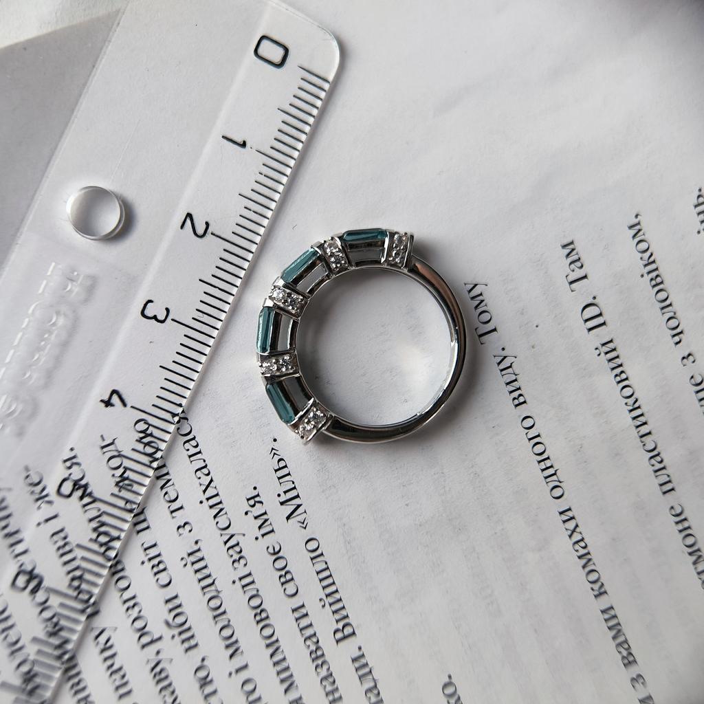 Серебряное кольцо с топазом Лондон Блю 1.71ct, фианитами, вес изделия 2,85 гр (2204541)