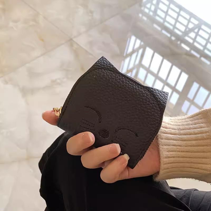 

Женский ультратонкий держатель для карт из натуральной кожи, издание 2025 года, с множеством слотов для банковских карт и удостоверений.