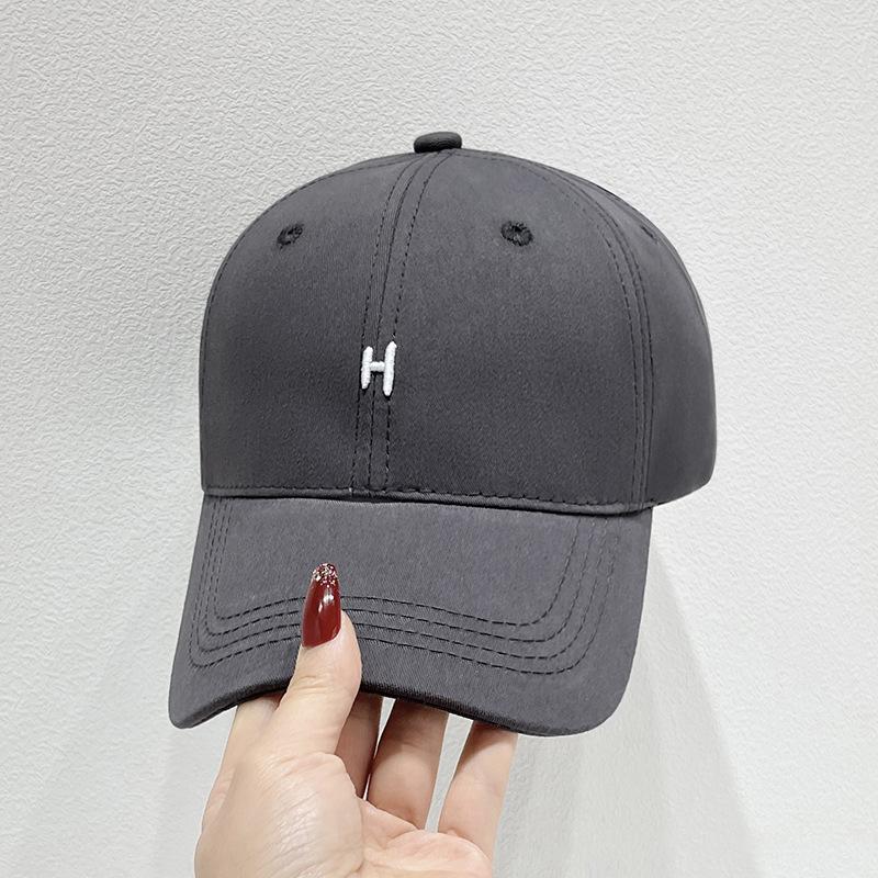 The new Japanese soft-top baseball hat for men and women is simple and versatile, and the small H letter embroidered cap has a curved brim to show