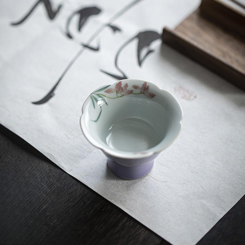 Hibiskus Lila Teetasse Blütenrand Hoher Fuß Handbemalt Orchidee Chinesischer Gelehrtenstil Keramik Gongfu Geschenkbox Geschenkset