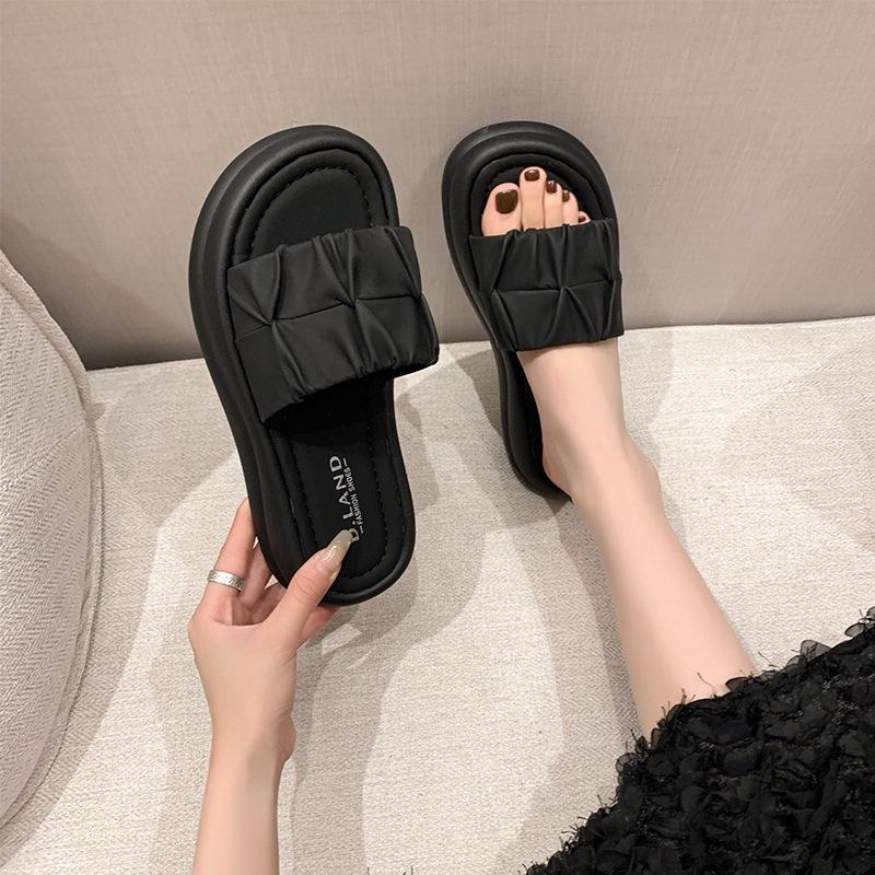 Slippers women's summer wear 2025 new fashion thick-bottomed muffin sandals Internet celebrity non-slip beach folds one-word drag