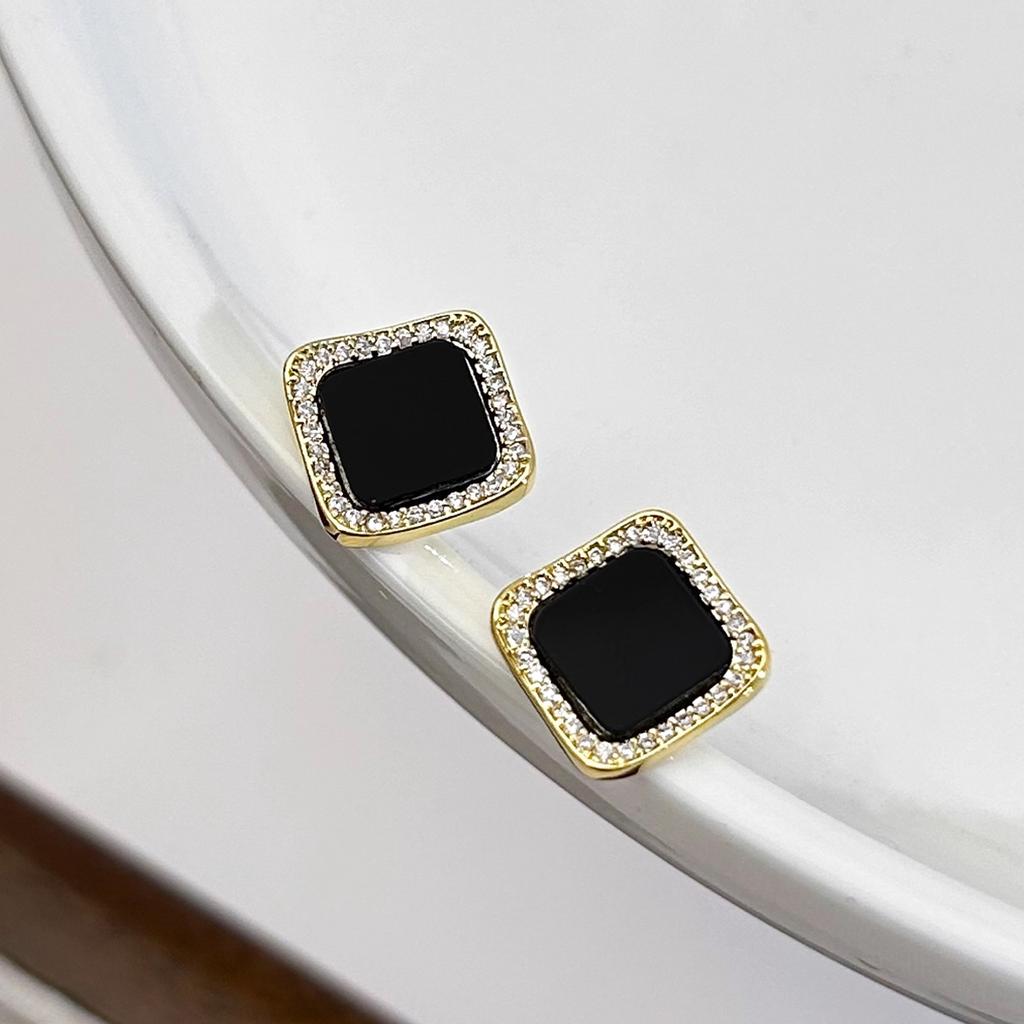 Light Luxury High-end Square Earrings with Female Niche Design Earrings 2026 New Popular Earrings Fashion Accessories