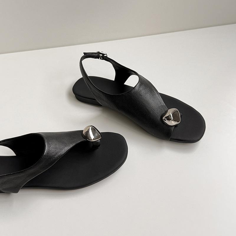 Niche prémiové kovové špičaté ploché chladné pantofle dámské 2025 léto nové ležérní s otevřenou špičkou měkké s přezkou vzadu sandály