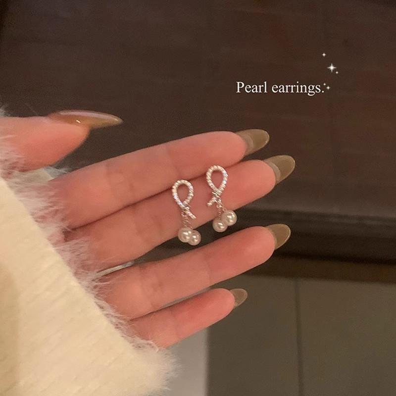 Silver needle flash zircon earrings, women's exquisite temperament stud earrings, spring and summer earrings.