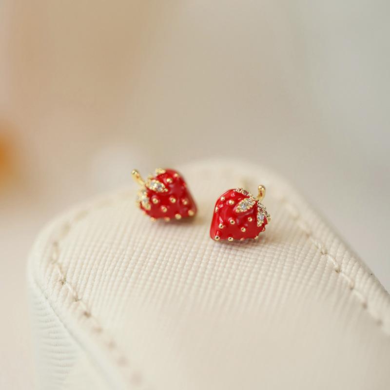 Red Mini Strawberry Earrings for Women New 2024 Explosive Delicate Small High-grade Minority Stud Earring Dainty Zircon Gift