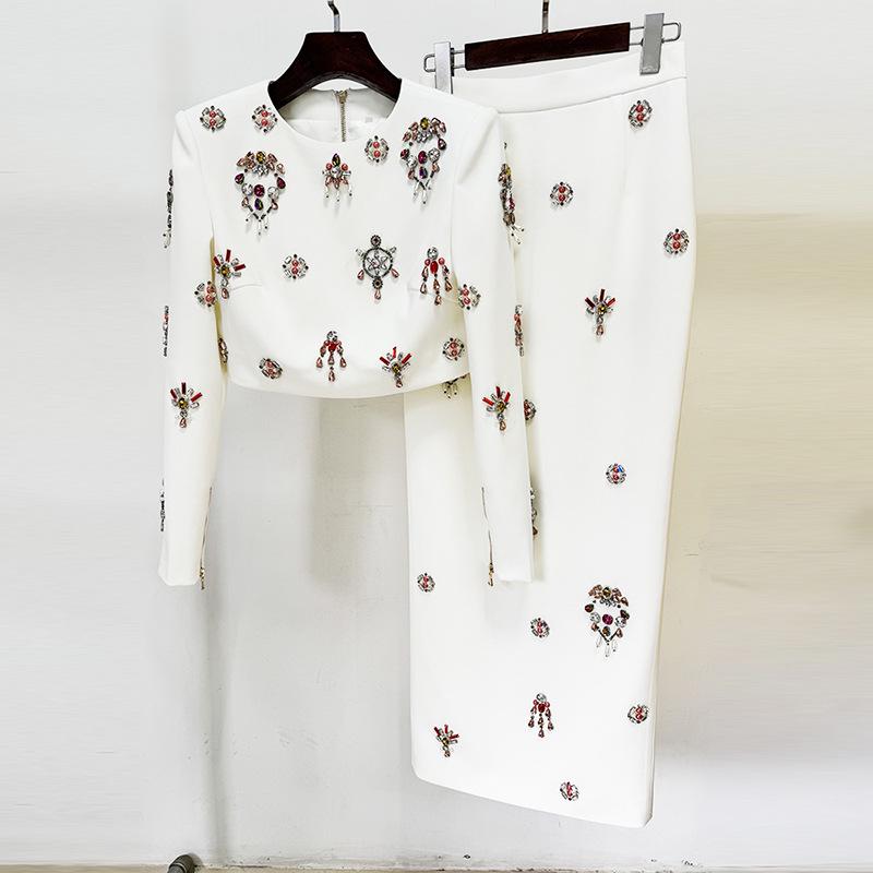 

2025 Знаменитая мода комплект из двух предметов: топ с бисером и бриллиантами и длинная юбка Medium белый