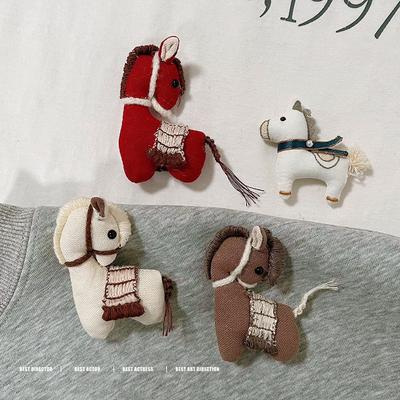 Retro handgefertigter Stoff Pferde Festival Elemente Pony Brosche Tasche Anhänger Spielzeug Zubehör Schal Dekoration