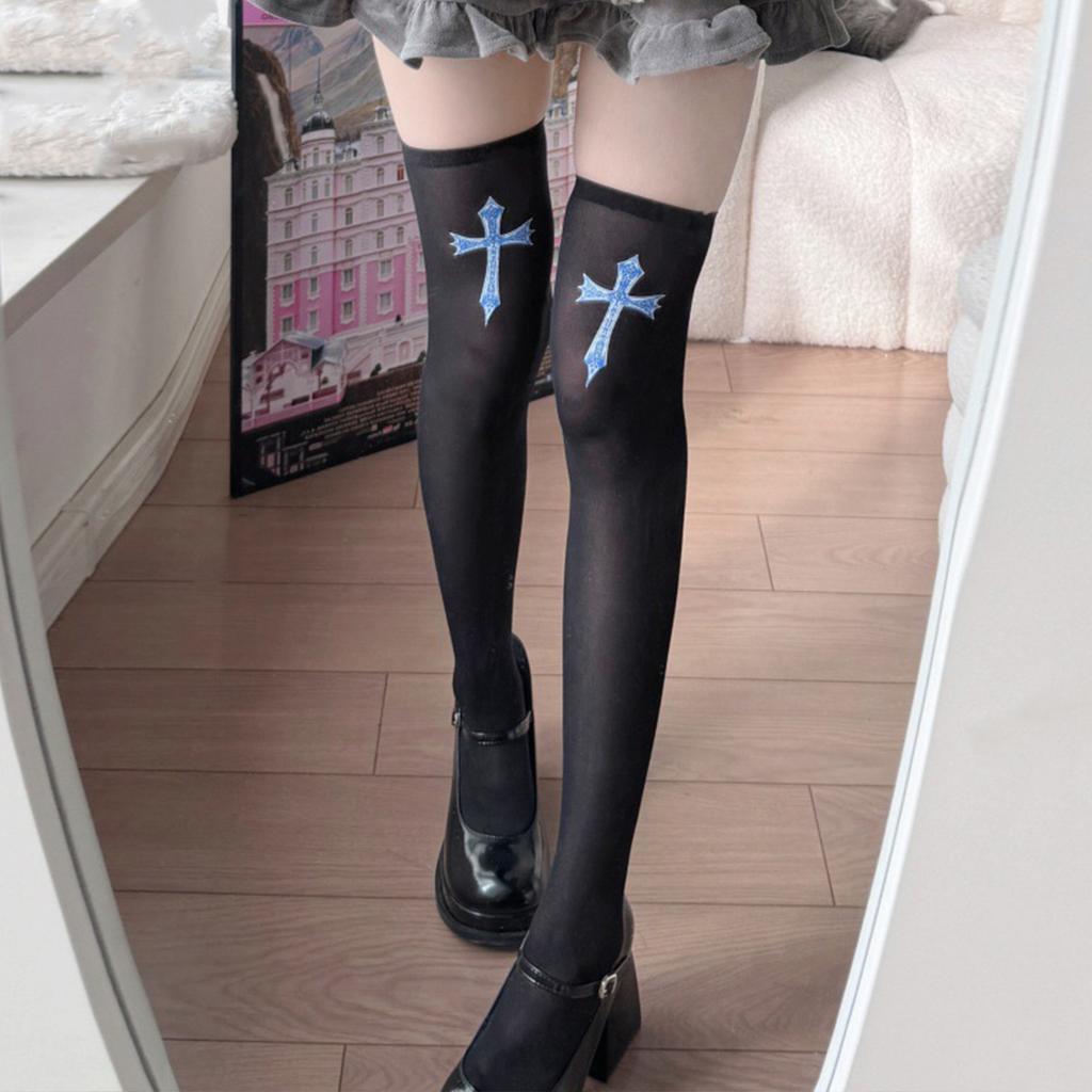 Ein Paar entzückende kniehohe Socken im japanischen Stil mit Kreuzmuster und weißem Seidenvelours, süße Mädchen-Oberschenkelstrümpfe
