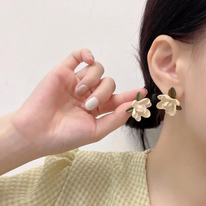 Fashion Asymmetrical Gardenia Pearl Stud Earrings for Women Girls New Design Green Flower Earrings Jewelry Accessories Gift 2023