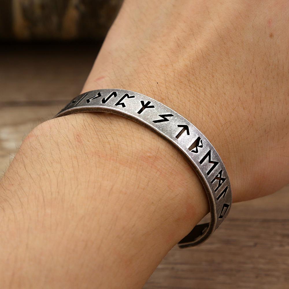 Pulsera de Acero de Titanio para Hombre con Texto Hueco Vintage Desgastado