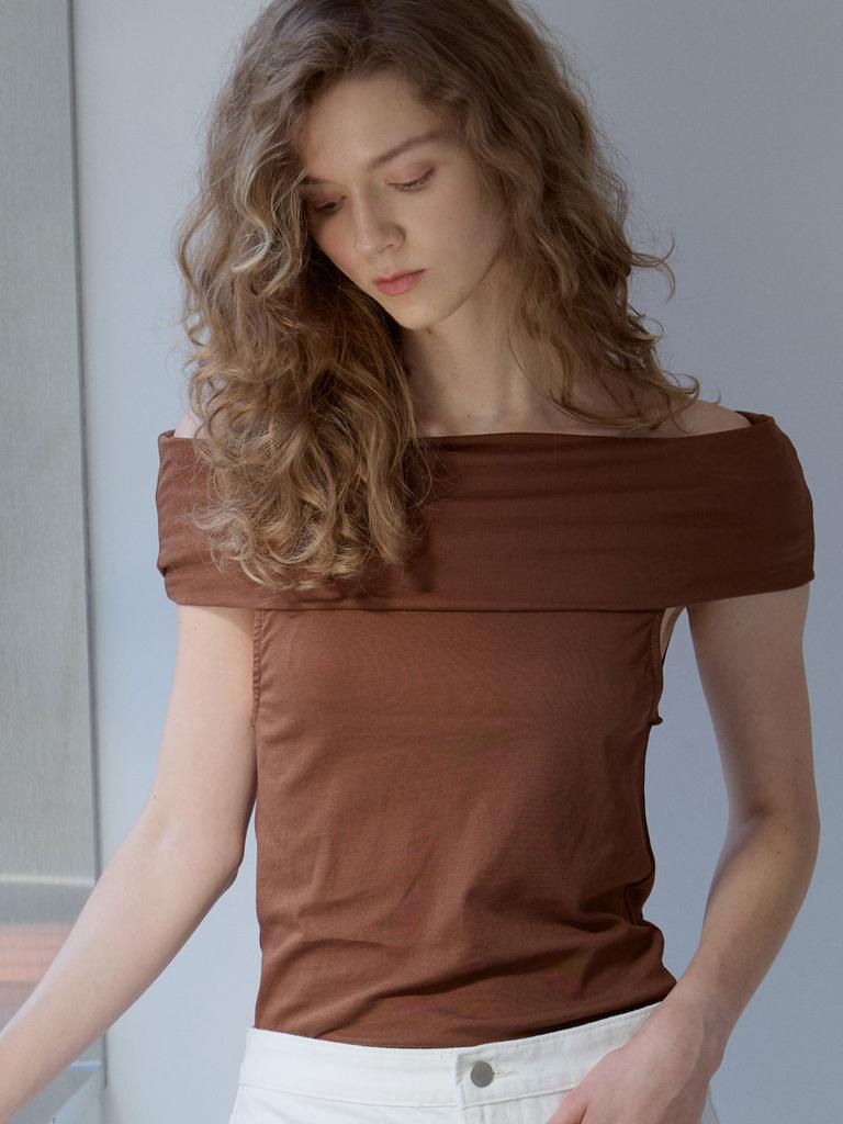 GRIDAJ Off-Shoulder Jersey Top [Brown]