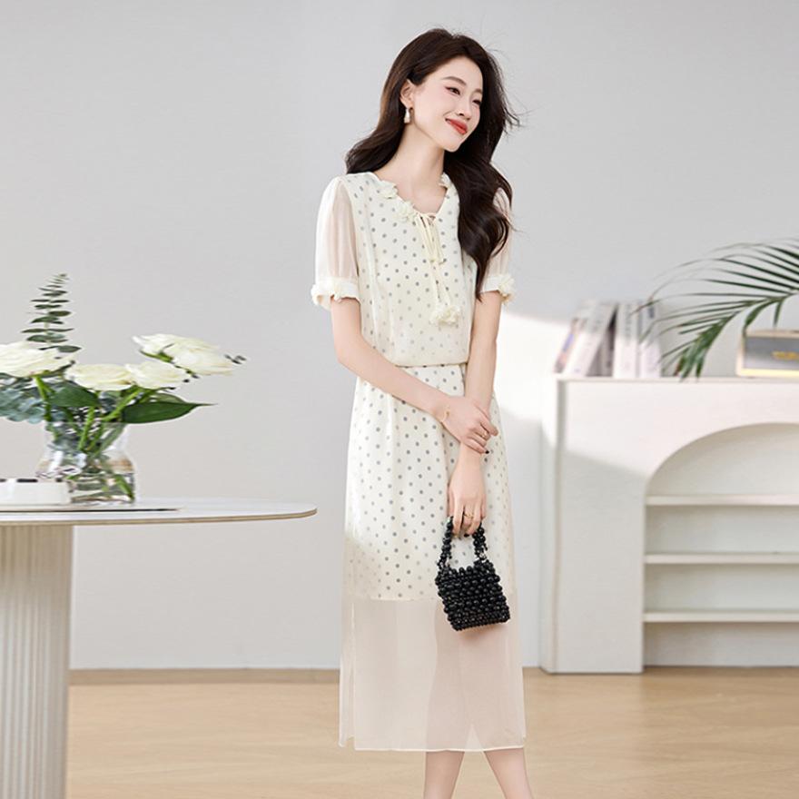 Polka dot dress women's new V-neck temperament covers the belly and shows the thin skirt trend