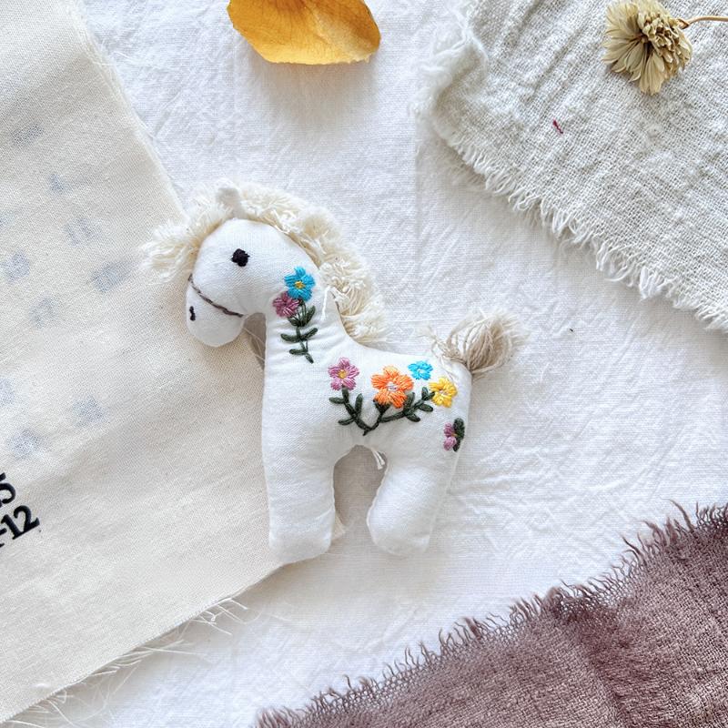 Handgemaakte Stof Pony Met Borduur Broche Pin Cartoon Dames Kleding Sieraden Accessoires Paard Corsage