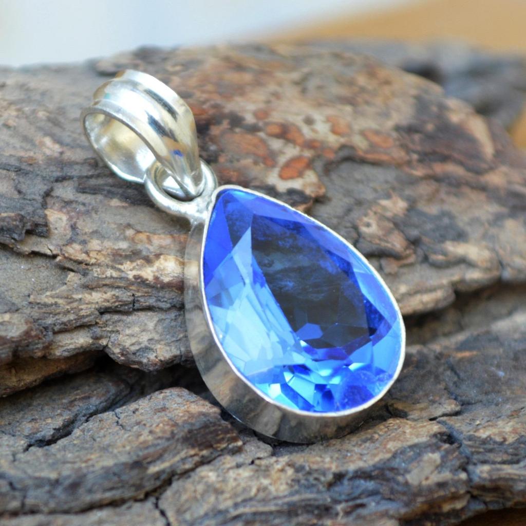 Pendente Artigianale in Argento Sterling 925 con Quarzo Iolite Blu Taglio a Pera