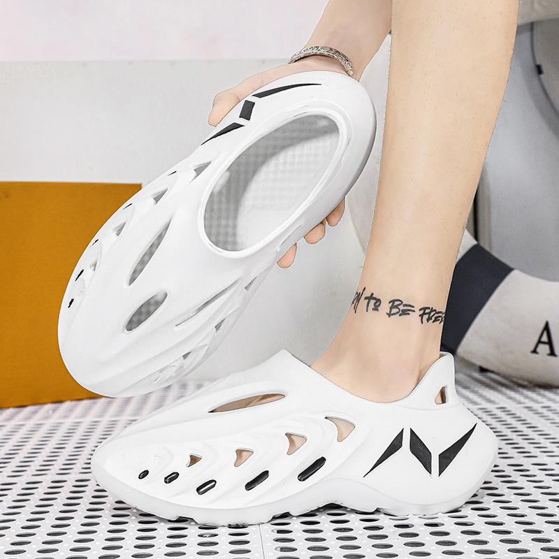 Summer new 2025 sandals fashion trend versatile personality thick bottom stepping on shit feeling breathable deodorant hole shoes sandals