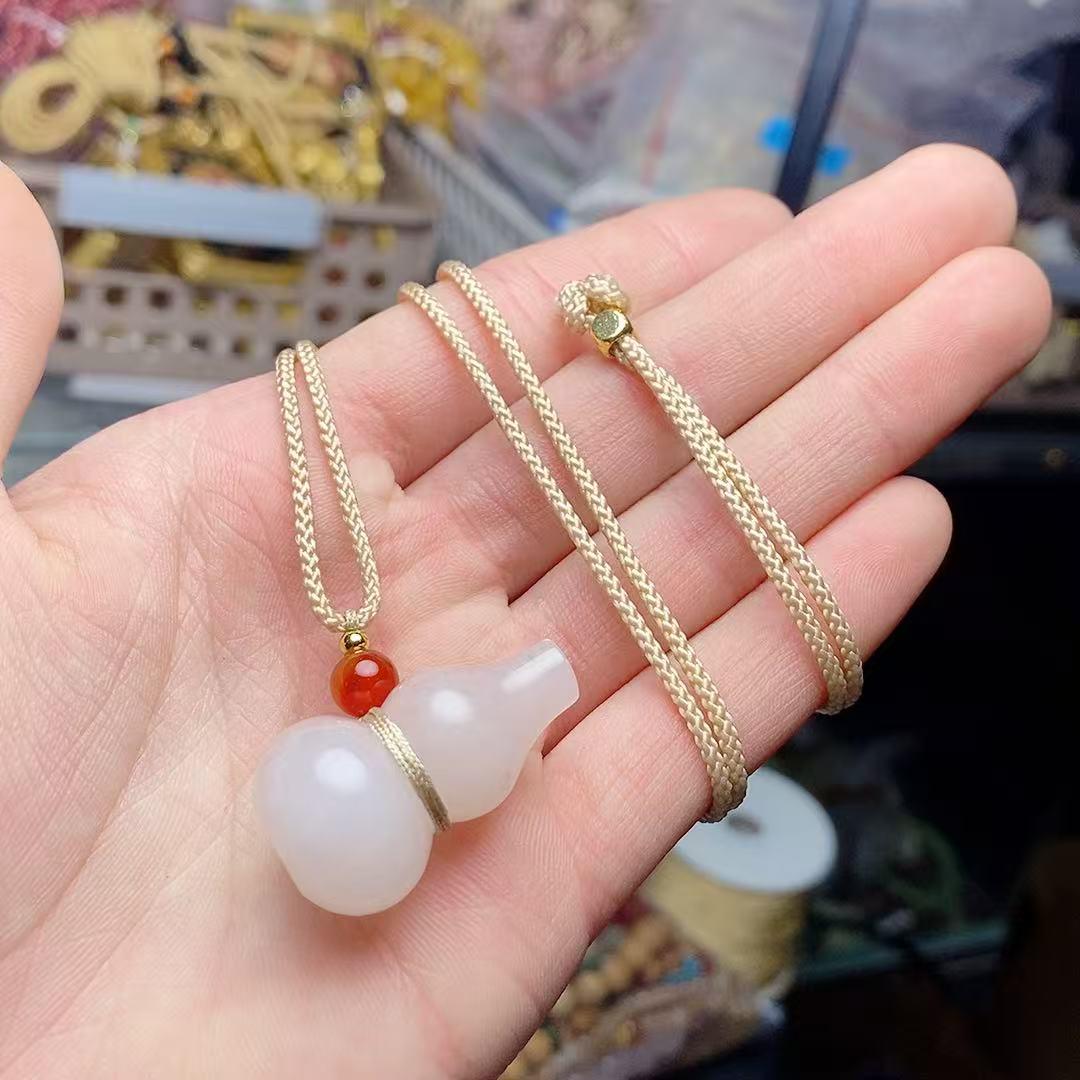 Подвеска с золотой нитью и нефритовым персиковым цветением: Элегантное Унисекс Ожерелье