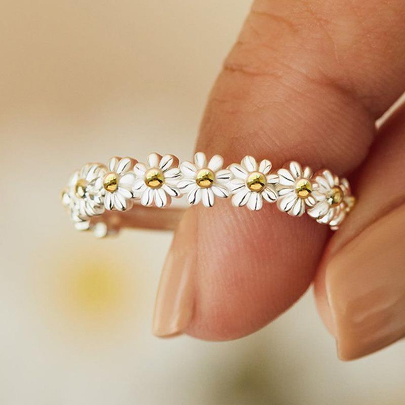 

Daisy Flower Adjustable Ring - Fresh Summer Floral Design Adjustable