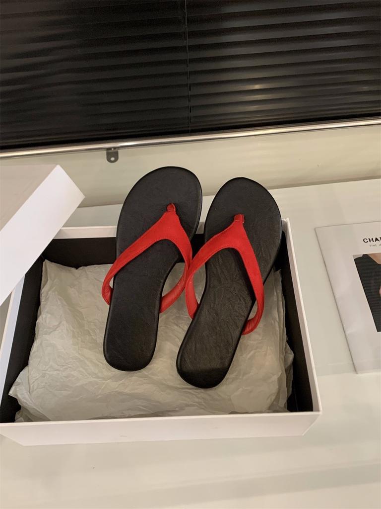 Flat Bottom Pinch Flip-flops Shoes Women's Shoes 2025 New Summer Wear Beach French Small Sandals Sandals