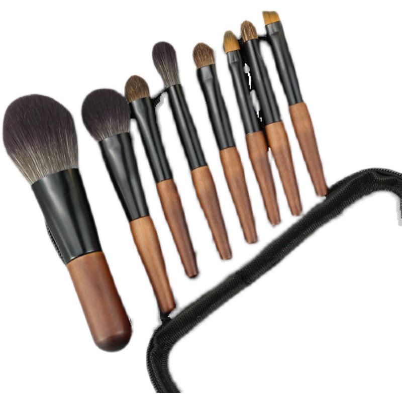 Kompaktní 8dílná cestovní sada štětců na make-up se štětinami ze zvířecích chlupů a krátkými rukojeťmi