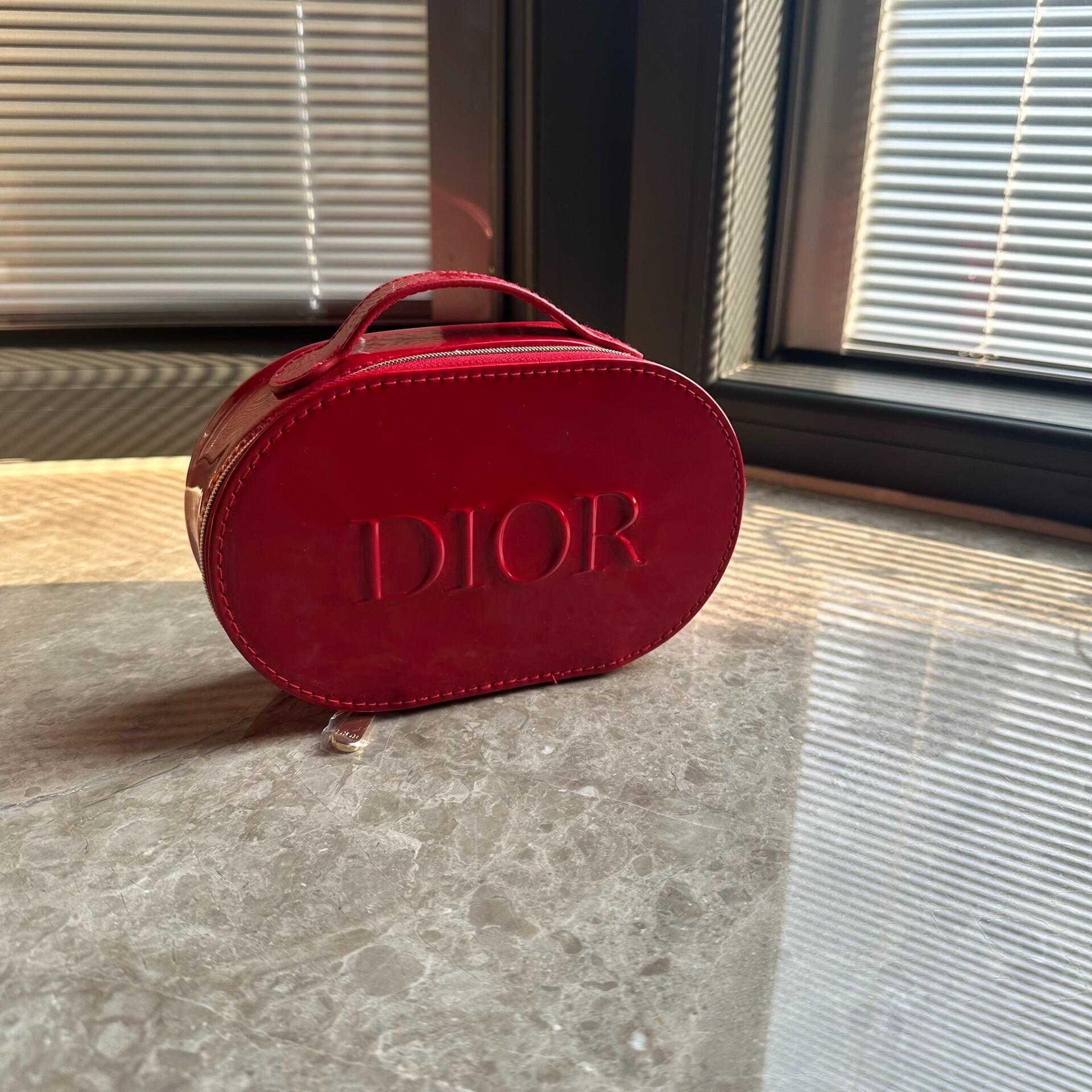 Dior Red Patent Leather Makeup Bag красный