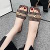 Sandálias e Chinelos da Moda de Tamanho Grande para Mulheres Novo Estilo de Verão Sandálias Metálicas com Tiras de Fundo Plano para Mulheres