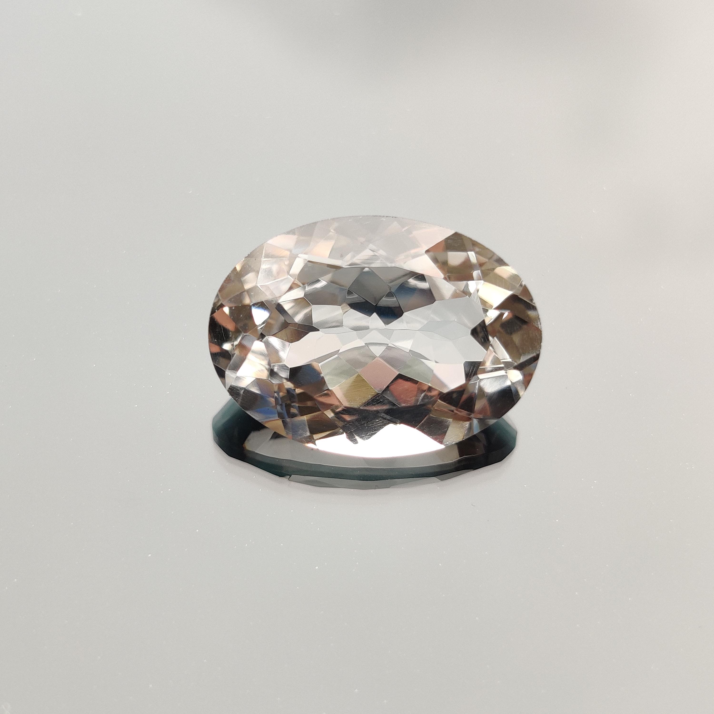 

Размер кольца Чистый на глаз Овальная огранка Красивый белый стеклянный камень, Свободный камень, 14,65 карата, Размер камня 18x13x8 мм. 14.65 Carat, 18x13x8 MM